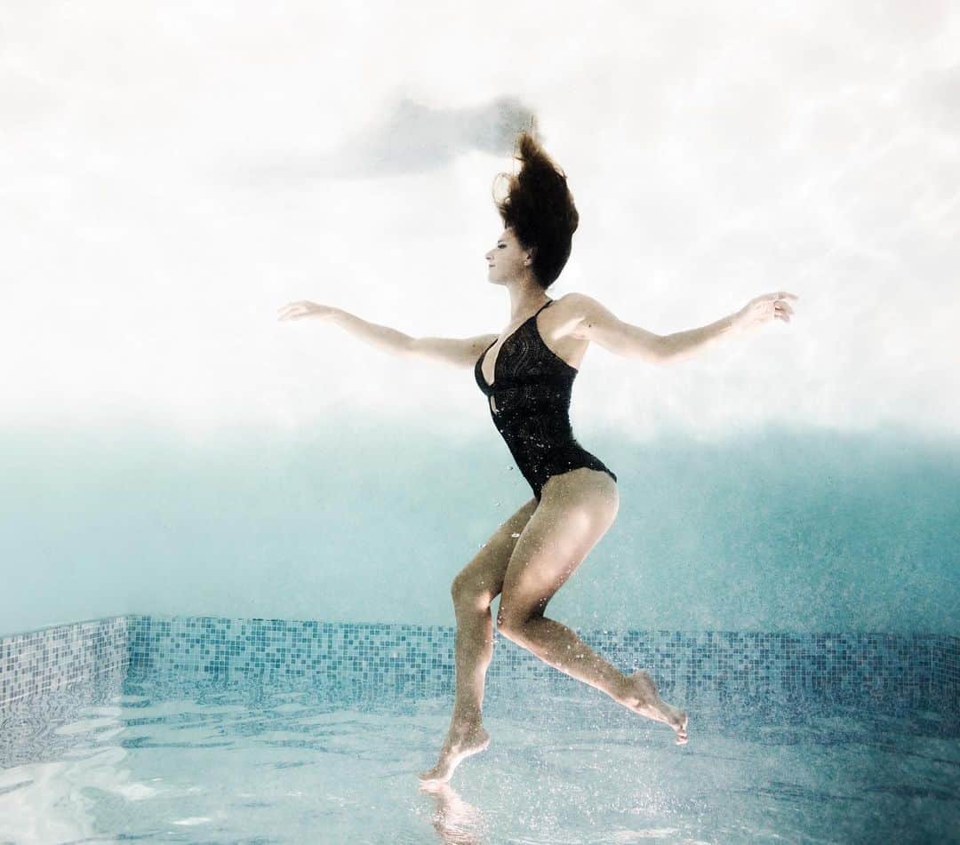 ヴィルジニー・デデューさんのインスタグラム写真 - (ヴィルジニー・デデューInstagram)「🦋 Le BONHEUR n’est pas une question d’intensité, mais plutôt d’EQUILIBRE & d’HARMONIE 🐬 • 📸 Entre ciel et eau merci @alexandrameur pour cette séance  Les pieds sur Terre ???  • #artist #danser #dancer #underwater #synchronizedswimming #synchrogirls #natationsynchronisée #natationartistique #artisticswimming #underwaterphotography @natationartistique @decathlon #feminine #femme #womenstyle @respirenaturel @jho.fr #freestyle #inspiration #apnea #freediving @freediverlife #swimmers #swimsuit #swimmingpool #athome」12月7日 2時46分 - virginie_dedieuoff