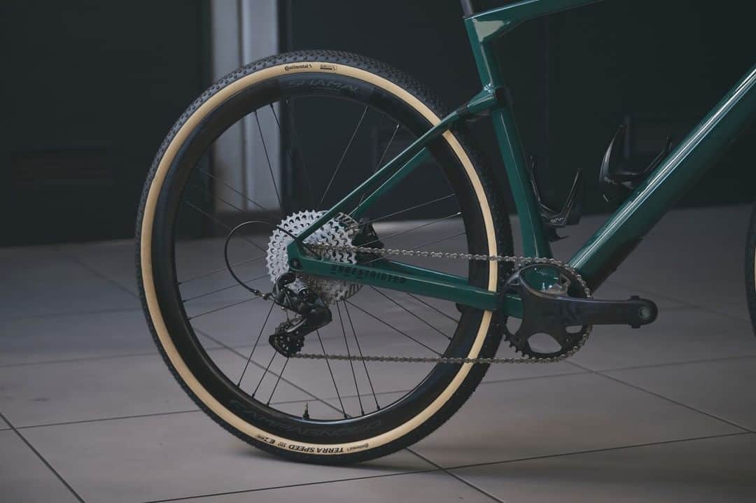 カンパニョーロさんのインスタグラム写真 - (カンパニョーロInstagram)「A dream bike - Alessandro Ballan's BMC URS. Ride unrestricted with Campagnolo Ekar and Shamal, complete with Continental Terra Trail tires, and Fizik Antares R1 saddle and bartape.  #Campagnolo #Ekar #Gravel #BornBeforeRoads #BMC」12月7日 2時52分 - campagnolosrl