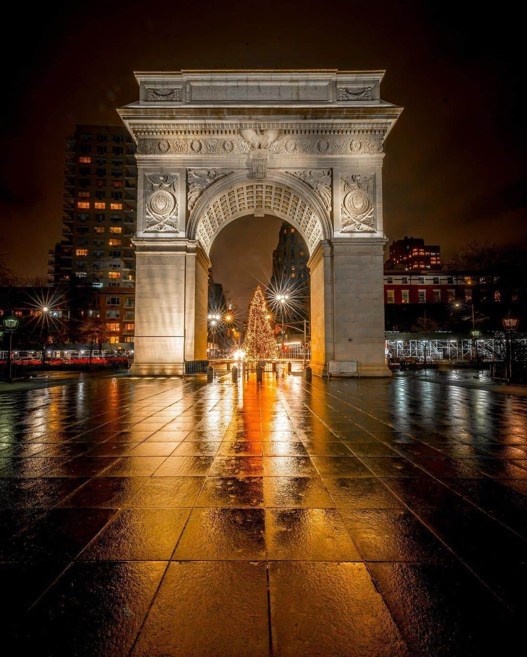 The Peninsula Hotelsさんのインスタグラム写真 - (The Peninsula HotelsInstagram)「There’s nothing quite like New York City during the holidays. This incredible photo was captured by @212sid at #WashingtonSquarePark.⁣ ⁣ ⁣ ⁣ ⁣ #newyork #newyorkcity #centralpark #luxurytravel #nyc #nycprimeshots #instagramnyc」12月7日 2時55分 - peninsulahotels