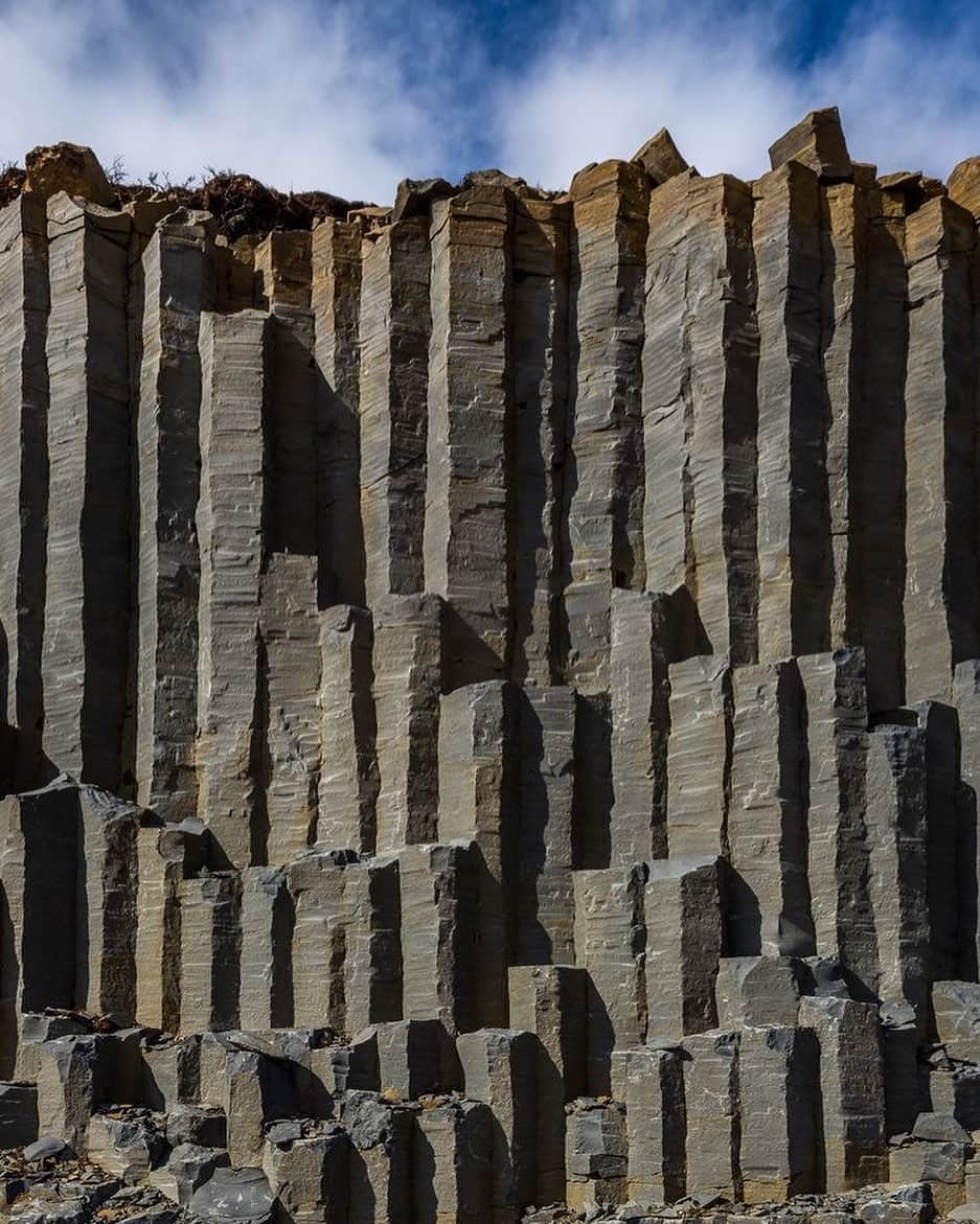 コートエシエルさんのインスタグラム写真 - (コートエシエルInstagram)「FW20 inspirations • Hexagonal rock formations and basalt pillars in Iceland ⛰ . . . . #iceland #icelandtravel #icelandroadtrip #icelandnature #icelandrocks #rockformation #icelandlove #icelandadventure #icelandphotography #icelandsecret #icelandphotography #icelandexplored #rockformations #basaltcolumns #adventurestartshere #wanderlust #icelandexplored #icelandphoto #basaltpillars #iceland_photography #icelandlandscape」12月7日 2時57分 - coteetciel