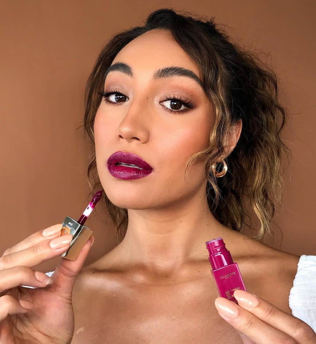 ClarinsUKさんのインスタグラム写真 - (ClarinsUKInstagram)「Have you fallen for our Lip Comfort Oil Intense yet? 💋  A vibrant colourful mirror shine effect, infused with tinted pigments for buildable long wearing colour. Available in 5 luscious shades!  Shade: 02 Intense Plum  [📷 @jdolls] #ClarinsMakeup #LipComfortOilIntense」12月7日 3時01分 - clarinsuk