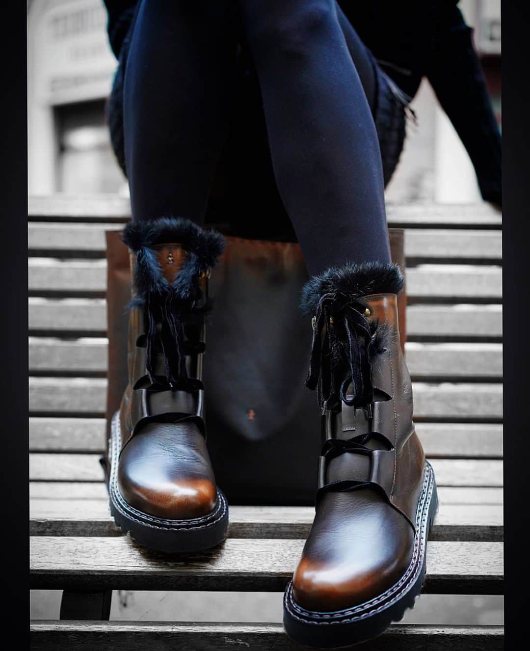 エンリーベグリンのインスタグラム：「BRUSHED COMBAT BOOT BRANDY #henrybeguelin#boots#combatboots#black#brown#colors#leather#vegetaltanned#comfortstyle#casual#style#」