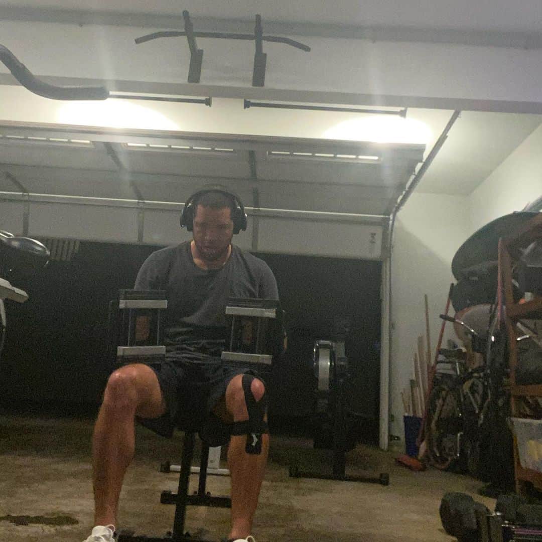 アドリアーノ・デ・ソウザのインスタグラム：「Não irei desistir enquanto eu não conseguir o motivo que eu vim ao Hawaii, quando eu embarquei a 2 meses atrás, conseguir ir bem no pipemaster, não vou descansar enquanto não bater essa meta, obrigado aos amigos e aqueles que enviaram mensagens positivas. Obrigado a Deus por ouvir as minhas orações e sinto melhor a cada dia, valeu Sabrina pelas fisioterapias, valeu Dr Marcelo, @doc_paz @patriciaeicke iremos conseguir 🙏」