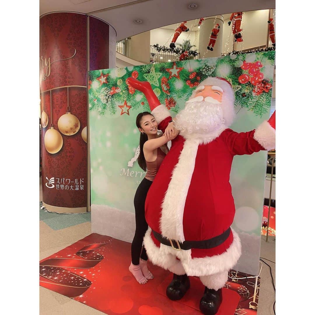 赤嶺紗羅のインスタグラム：「12月になりましたね☃️ もうすぐクリスマス🎄に年末年始に… holidayシーズン❄️の到来！ 　 サンタクロース🎅と記念撮影📸笑 　 @spaworld_jp ♨️では 土日祝限定㊗️ワンコインヨガ🧘‍♂️が開講中✨✨ 　 私の年内の担当クラスは12/20(日)🌟 ， 時間は全クラス共通になります💁‍♀️ ❶14:00〜14:30 ❷15:00〜15:30 　 事前予約不可、先着順となります🙏 　 汗をかいて💦リフレッシュ😋 気持ちの良い30分間を過ごしましょう❣️ 手ぶらで気軽にヨガ体験ができます🙋‍♀️ ， ， ，  #diet #fitnessgirl #japanesegirl #spaworld #yoga #japanese #japanesegirl #japan #asiangirls #sportswear #ヨガ大阪 #フリーランス #ホットヨガ #ヨガ #ヨガジョ #ヨガインストラクター #痩せる #ボディメイク #全米ヨガアライアンス #ヨガ男子 #筋トレ #岩盤浴 #スパワールド #ダイエット #ストレッチ  #ビフォーアフター #岩盤ヨガ」