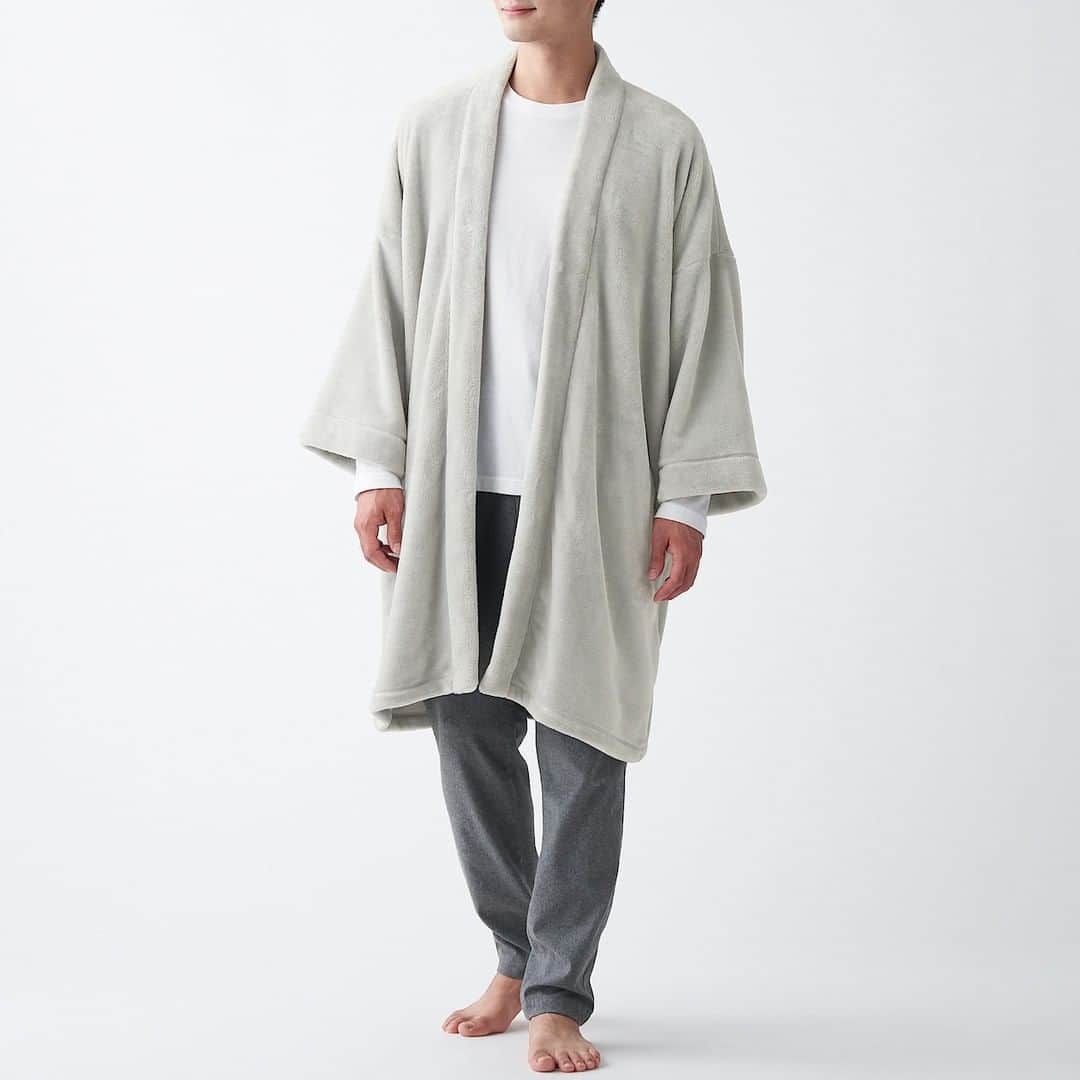 無印良品さんのインスタグラム写真 - (無印良品Instagram)「【日本の知恵】着る毛布、かいまき - かいまきとは、江戸時代に布団の代わりに使われていた着物のかたちをした寝具のこと。 首から肩を覆うことであたたかく、動きやすいのが特長です。 現代の素材でさらにあたたかくなりました。 - #無印良品 #MUJI #日本の知恵 #japaneseculture #かいまき #着る毛布」12月7日 14時00分 - muji_global