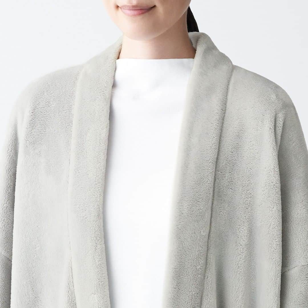 無印良品さんのインスタグラム写真 - (無印良品Instagram)「【日本の知恵】着る毛布、かいまき - かいまきとは、江戸時代に布団の代わりに使われていた着物のかたちをした寝具のこと。 首から肩を覆うことであたたかく、動きやすいのが特長です。 現代の素材でさらにあたたかくなりました。 - #無印良品 #MUJI #日本の知恵 #japaneseculture #かいまき #着る毛布」12月7日 14時00分 - muji_global