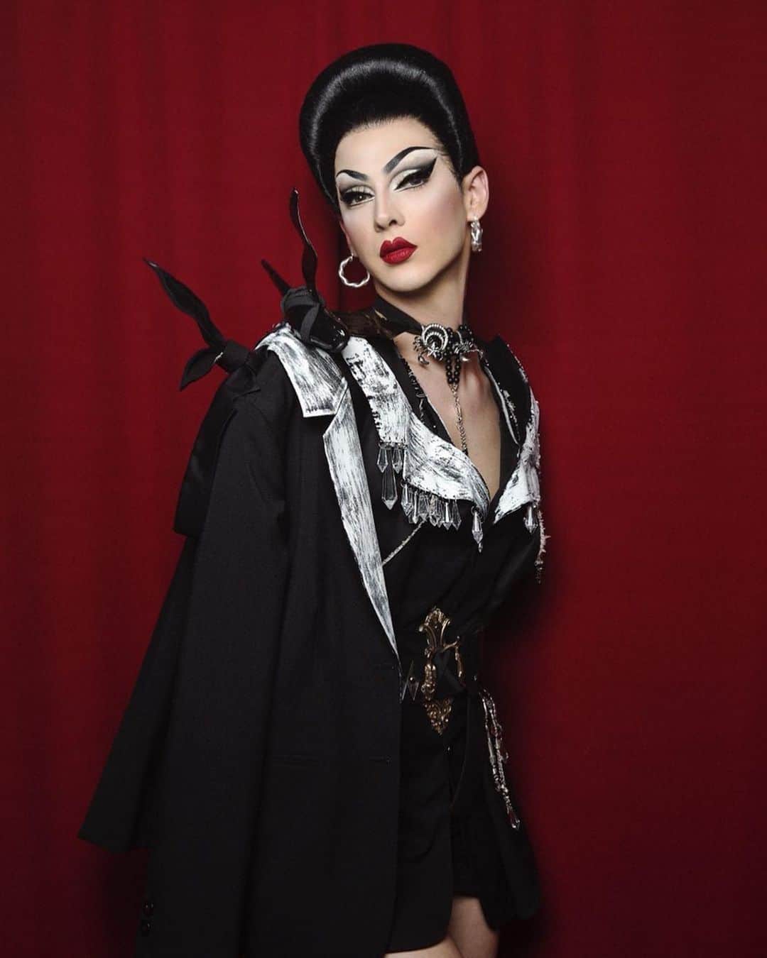 ヴァイオレット・チャチキのインスタグラム：「#Repost @koralsagular ・・・ @violetchachki in Koral Sagular Turkish macho style jacket-dress with tesbih, razor and crystal details for @vogueitalia♥️ Shot by @viktorherak . #AlevRuhuSarıyorGeliyorKalbeYakın」