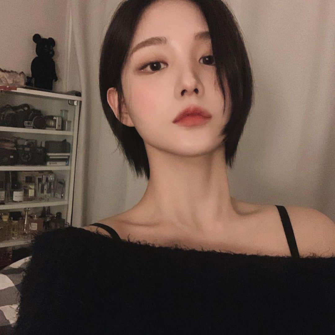 スビンさんのインスタグラム写真 - (スビンInstagram)「#유료광고 @diormakeup  2020 디올 홀리데이 골든나이트 컬렉션으로 연말 메이크업  연말 선물로도 추천해요 🖤  #diorbeautylovers #디올홀리데이 #디올홀리데이컬렉션 #디올골든나이트컬렉션 #파티메이크업 #연말메이크업 #한정판 #블러셔추천」12月7日 12時29分 - sooviin38