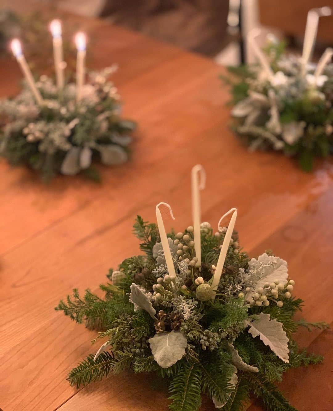松見早枝子さんのインスタグラム写真 - (松見早枝子Instagram)「【キャンドルリース作り】 ・ 昨日のル・ベスべさん ×料理教室Troncのクリスマス特別レッスン夜の部は、#キャンドルリース 作り。 ・ こちらも#エバーグリーン の花材で🌿 ・ こちらはスワッグより少し難度が上がり、バランスをみながらオアシスに挿していきます。 ・ 色気ある抜け感(by 松岡さん @tatsumorimatsuoka )をまとわせる為には、微妙なズラしや向き、ひとつひとつの花材の活かし方など気をつけることがたくさん❗️ ・ 皆さんが帰宅された後ゆっくり見直すと、うーん💧という部分が出てきて、私は少し手直ししちゃいましたが😅 こちらも皆さん大満足の美しい仕上がりとなりました👏👏 ・ レッスン後のディナーは、昼の部と同じでした😊 ・ キャンドル火を灯した夜の姿もロマンティックだけど、朝の爽やかな姿も素敵✨ ・ 直置きだとナチュラルな雰囲気。 ケーキ台にのせればゴージャスに✨ ・ 松岡さんのプライベートレッスンを受けられた皆さまは本当にラッキーだと思います❣️ 「気に入った❗️」とほくほく大事に持ち帰られる、嬉しそうな皆さんのお姿が嬉しかった♥️ ・ 昨年もお手伝いにきてくださった#ルベスベ @levesuve1997 のスタッフのヨシコさんも、優しく丁寧なサポートを本当にありがとうございました🙏✨✨ ・ とりあえず寒い廊下に置いてある、残ったたくさんの花材。 これにもまた癒されます😌🌲 ・ ・ #クリスマスリース #手作りリース #料理教室tronc #料理教室トロン @tronc_saekomatsumi #粮理家 #ウェルネスフードスタイリスト #松見早枝子」12月7日 12時32分 - saekomatsumi