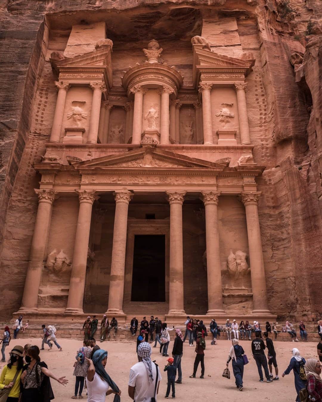 National Geographic Travelさんのインスタグラム写真 - (National Geographic TravelInstagram)「Photo by Muhammed Muheisen @mmuheisen / Visitors gather in front of Al Khazneh (Arabic for "the treasury"), one of many facades carved into the mountains of the ancient city of Petra in Jordan. For more photos and videos from different parts of the world, follow me @mmuheisen and @mmuheisenpublic. #muhammedmuheisen #Jordan #الاردن #Petra」12月7日 12時34分 - natgeotravel