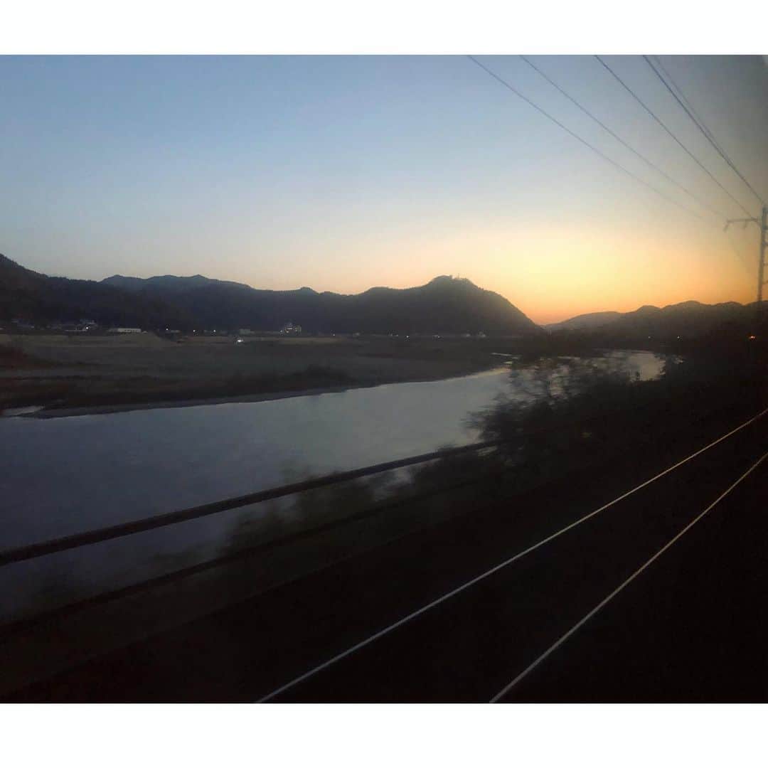 末永百合恵さんのインスタグラム写真 - (末永百合恵Instagram)「夜から東京駅を発ち、寝台列車の中。  東京から遠ざかり、幾つもの町を超えて、幾つかの夢を見て、お日様の光と共に目を覚ます。  澄んだ風を切って走る列車、ロマンあってドキドキする…！  #列車#寝台列車#列車の旅#11月#一人旅#サンライズ出雲#東京#東京タワー#知らない町#ドキドキする#日の出#澄んだ空気#冬の朝#車窓#景色#ロマン#train#sleepertrain#tokyo#between#izumo#shimane#sunrise#feel#roman」12月7日 12時44分 - yurie__suenaga