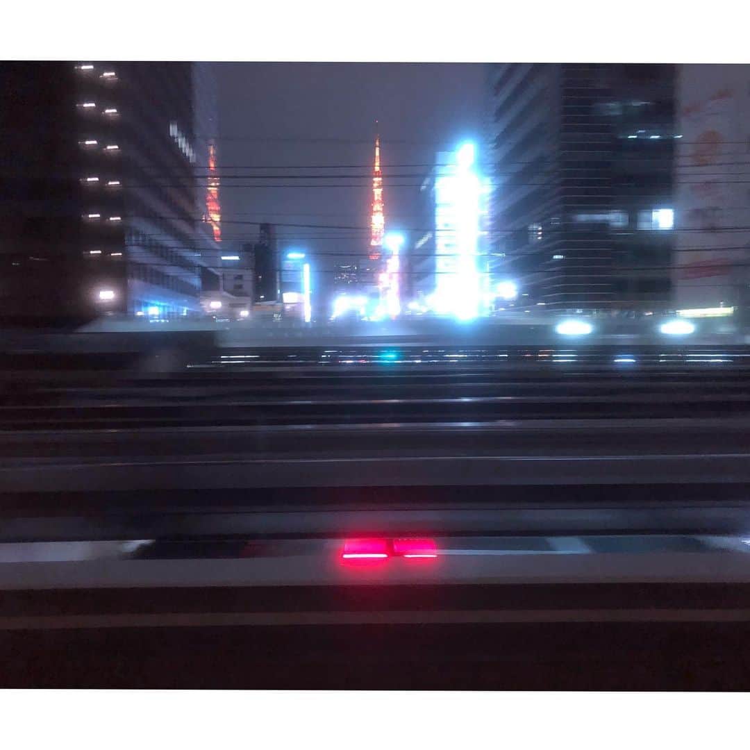 末永百合恵さんのインスタグラム写真 - (末永百合恵Instagram)「夜から東京駅を発ち、寝台列車の中。  東京から遠ざかり、幾つもの町を超えて、幾つかの夢を見て、お日様の光と共に目を覚ます。  澄んだ風を切って走る列車、ロマンあってドキドキする…！  #列車#寝台列車#列車の旅#11月#一人旅#サンライズ出雲#東京#東京タワー#知らない町#ドキドキする#日の出#澄んだ空気#冬の朝#車窓#景色#ロマン#train#sleepertrain#tokyo#between#izumo#shimane#sunrise#feel#roman」12月7日 12時44分 - yurie__suenaga
