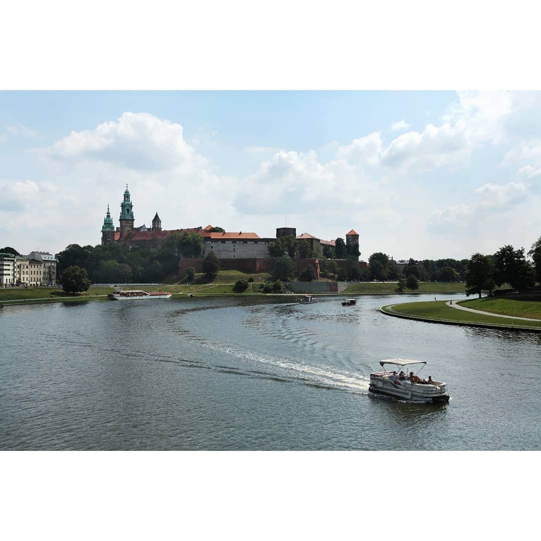 テレビ朝日「世界の街道をゆく」さんのインスタグラム写真 - (テレビ朝日「世界の街道をゆく」Instagram)「ポーランド南部。ヴィスワ川の上流から旅を始めます。穏やかな日差しを浴びて、古都・クラクフが姿を現しました。河畔に集う人々が笑顔で、「14世紀から16世紀、ポーランド王国が最も栄えた時代の都だったのだ」と迎えてくれます。第二次世界大戦の戦火を免れた街並みは当時のままだと、男性が目を細めました。 ここは歴代国王の戴冠式が行われたカトリックの大聖堂です。女性が15世紀の天文学者・コペルニクスの像を指さしました。「彼は、14世紀に王朝を開いた王によって創設された、この大学に通っていた」と言います。「コペルニクスは、月の軌道を綿密に計測した教授の下で学び、やがて『地動説』を唱えたんだ」と、学生が熱く語ってくれました。 町を歩けば、絹を始めとする様々な貴重品が取引されていた王国の繁栄の時代が蘇ってきます。夕暮れ時、当時の香りを偲ばせる川風が、古都を吹き抜けて行きました。  #世界の街道をゆく #キヤノン #テレビ朝日 #坂東巳之助 #canon #歴史ゆかしき河畔の道 #ポーランド #クラクフ #ヴィスワ川 #POLAND #RzeczpospolitaPolska #Kraków #Wisła」12月7日 12時53分 - tvasahi_kaidou