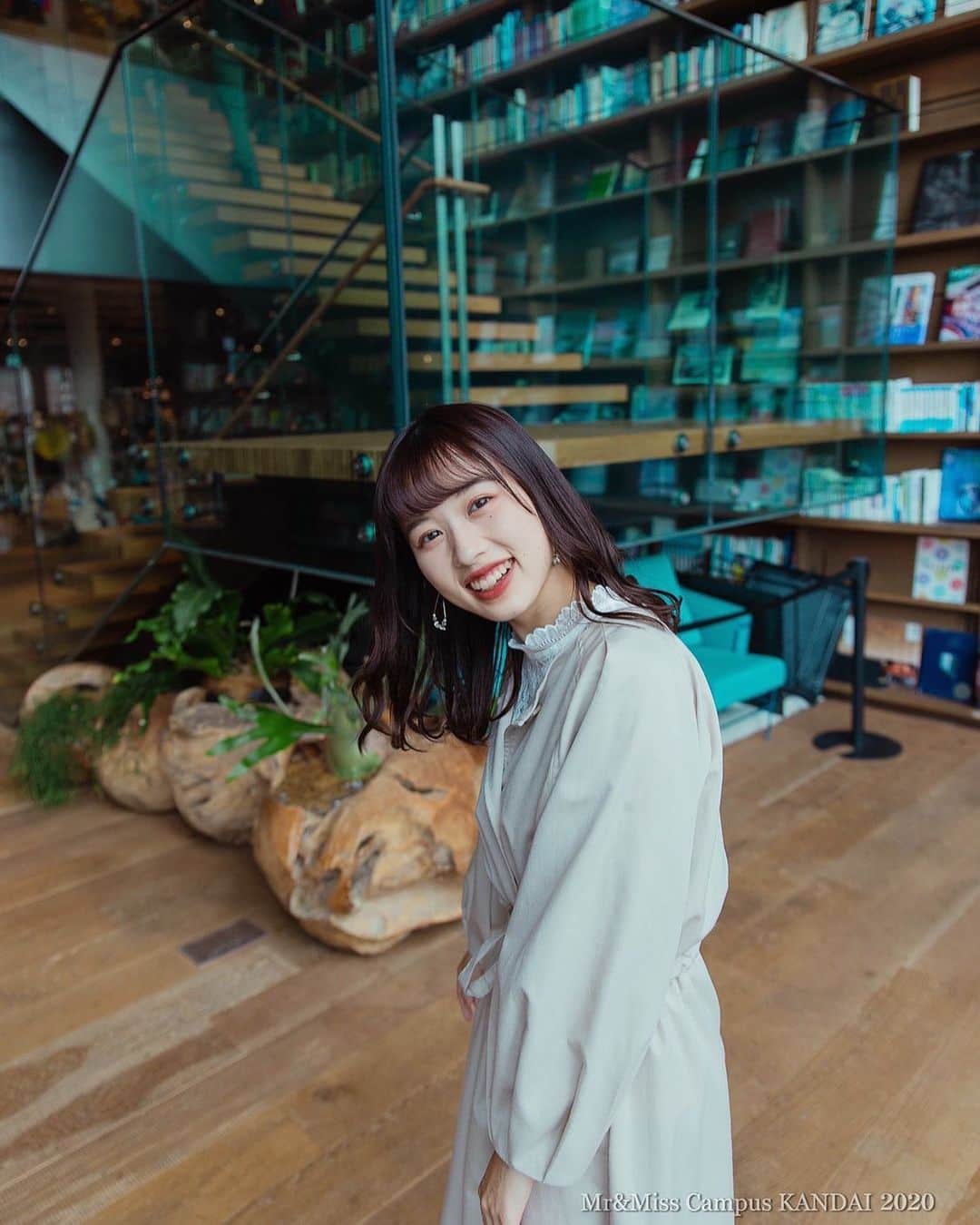 野村梨々華のインスタグラム：「﻿ ﻿ ﻿ 約３ヶ月間のWeb投票﻿ 本当にありがとうございました😊✨﻿ ﻿ 今日大学行ったら﻿ 「最後もりりぽちしといたで！」﻿ 「お疲れ様！あと1週間も頑張れ！」﻿ ってたくさんの友達に言って貰えて﻿ ほんまに幸せでした、、😭﻿ ﻿ TwitterやInstagramでも﻿ 毎日の投票報告や応援メッセージ﻿ 本当にありがとうございます💐﻿ ﻿ ﻿ さて！あとファイナルイベントまで1週間を切りました！﻿ 今まで皆さんからたくさん勇気づけていただいた分、今度は私が皆さんに元気を与えれますように💪🏻✨﻿ ﻿ 【12月13日(日)  15:00〜 】﻿ @関大ミスキャン公式YouTubeチャンネルにて﻿ ﻿ チャンネル登録もばっちりした上で﻿ ぜひ楽しみにしていてください ︎︎︎︎✔️﻿ ﻿ ﻿ いつもの通りの野村も、いつもとは違う野村も﻿ 全部表現します！🕊解き放て野村〜！﻿ ﻿ ﻿ ﻿ ﻿ ﻿ ﻿ ﻿  #関西サロンモデル #関西サロン #関西サロモ #撮影モデル #サロン撮影 #サロンモデル #サロモ #秋コーデ  #ブラウンカラー #オレンジメイク #秋服 #彼女感 #ミスキャンパス #ミスキャン #ミスコン #ミスコンファイナリスト #ヘアカラー  #ピンクベージュ #ピンクブラウン  #低身長コーデ #低身長女子 #低身長ファッション #シンプルコーデ  #アレンジヘア #バイオレットカラー ﻿#枚方カフェ #枚方ティーサイト #ティーサイト #tsite  ﻿ ﻿」