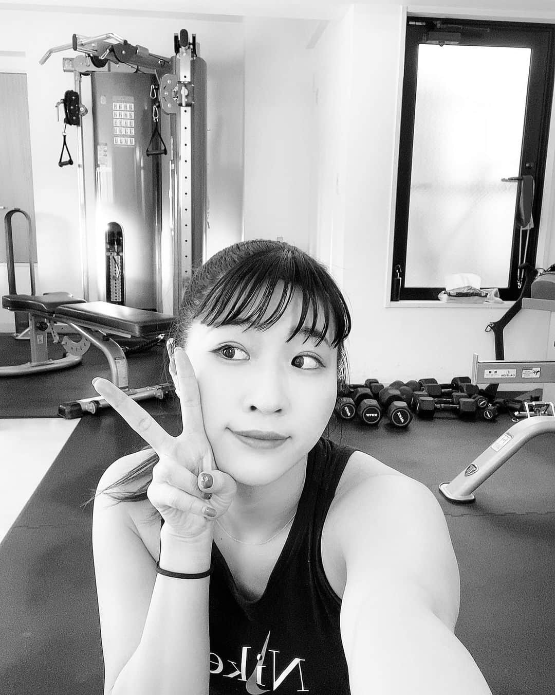 Chiharuのインスタグラム：「急な気温の変動で身体がカチカチになりやすい時期です🥲こんな時は無理せずストレッチとかヨガも良い🧘‍♀️🧡 温めてから一日スタートすると怪我や重たい身体をカバーできるよ✨  ぎっくり腰やる人増えてるので気をつけてね😂  #女性パーソナルトレーナー #女性トレーナー #美尻トレーニング #お尻トレーニング  #腹筋トレーニング  #美脚トレーニング  #体幹トレーニング  #背中トレーニング #ヒップアップトレーニング  #workoutathome  #workoutmotivation  #workoutgirl #japaneseworkout  #赤坂パーソナルトレーニング  #赤坂パーソナルジム」