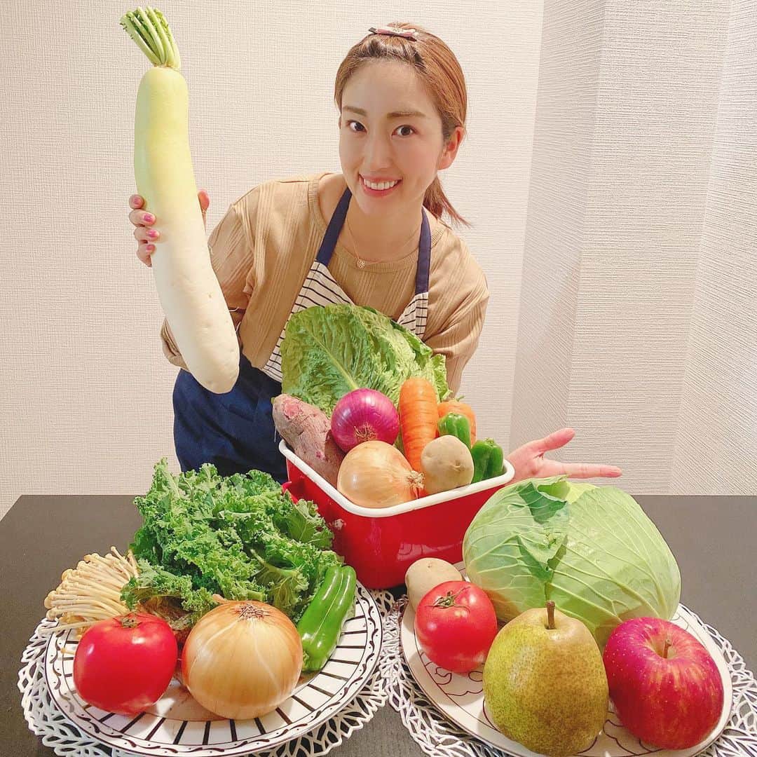 庄司ゆうこさんのインスタグラム写真 - (庄司ゆうこInstagram)「@seikabiyori 青果日和さんから新鮮な野菜が届きました🥰 スーパーだといつも同じような野菜ばかり買ってしまうけど、自分じゃ買わないような野菜も入ってて嬉しい😆 何より最近は人の多いスーパーに行くのに抵抗あったから、これからはデリバリーに切り替えようと思います✨ 月2回自宅に届いて、1回3980円だから気軽に頼めちゃう🥰 早速りんご食べたらめちゃくちゃ甘くて美味しくて感動でした🥺 ももちゃんも凄い勢いで食べてた🤣 青果日和のサイトはハイライトにアップしたので是非チェックしてみてくださいね(^^) #青果日和#野菜#果物#デリバリー#デリカフーズ#フードサプライ#新鮮野菜」12月7日 12時51分 - yuko.shoji