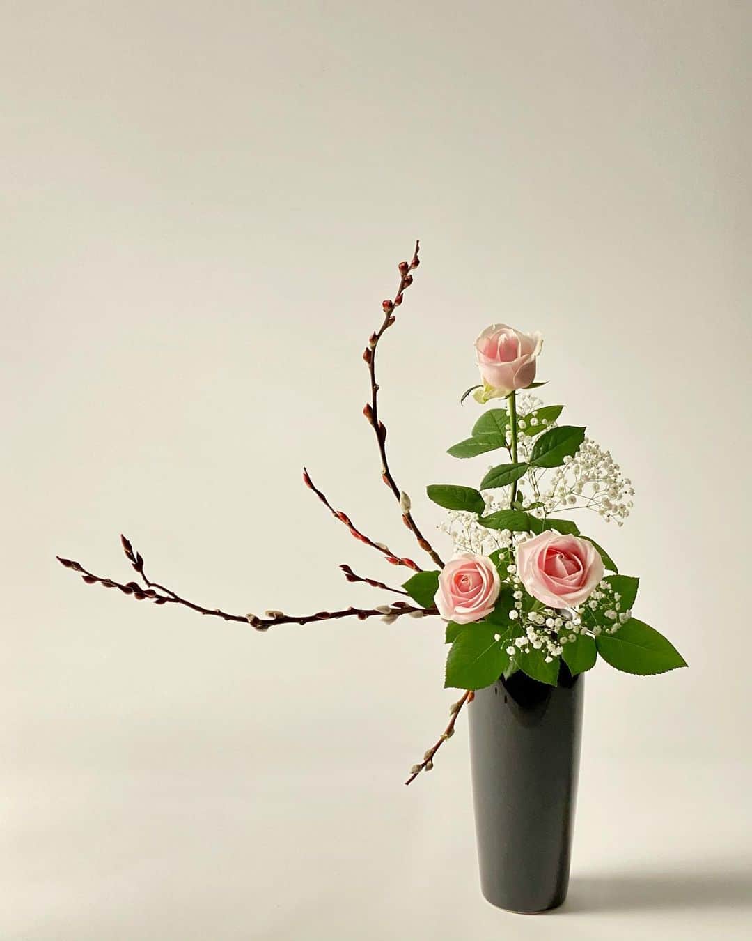 小原宏貴さんのインスタグラム写真 - (小原宏貴Instagram)「#赤目柳　#バラ　#カスミソウ　で小原流瓶花　#傾斜型 をいけました。  赤目柳は美しいしなやかな枝の線と暖かみのある赤褐色の肌がお気に入りです。  枝分かれも葉もないシンプルな花材なので、基本をしっかり見直すにはピッタリの花材です。  #小原流 #いけばな小原流 #ohararyu  #oharaschoolofikebana #いけばな #插花 #ikebana #華道 #小原宏貴 #hirokiohara #花のある暮らし #花好きの人と繋がりたい #花 #華道家 #flower #flowerartist」12月7日 12時59分 - ohararyu_ohara.hiroki