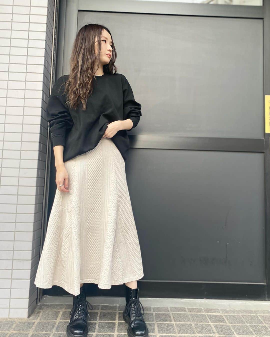 NINEのインスタグラム：「【Sold out.】 再販item✴︎ ☑︎ケーブルジャカードフレアスカート ¥23,100→¥4,620 (80%OFF) 肉厚なカットソー素材を使用したスカート。 ニットとは違った、表情のあるカットソースカートに仕上げています。 様々な柄がMIXされていて 分量もたっぷりと商品しているため 揺れ動くシルエットがとても綺麗◉ . KUDO 158cm Skirt / S(0) . @nine_official_outlet . #NINEoutlet#ninesnap#fashion#style#flareskirt#skirt#柄mix#フレアスカート#スカートコーデ #ナインアウトレット#ナイン」