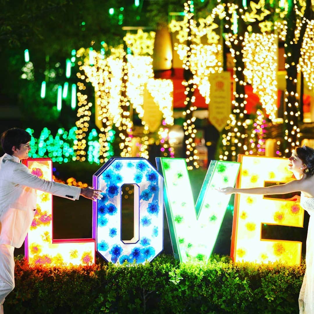 deuxzero デゼーロのインスタグラム：「皆さんこんにちは☆ すっかりXmasムードの12月。 イルミネーションの煌きとともに、デゼーロでは、こんな『おもてなし』をご準備しました🙌 ぜひ、デゼーロホームページ→プロデューサーブログからチェックしてみてくださいね😄  #神戸結婚式 #デゼーロウェディング #Xmas #イルミネーション #おしゃれ結婚式 #ウェディング人気 #クリスマススイーツ #プレ花嫁と繋がりたい」