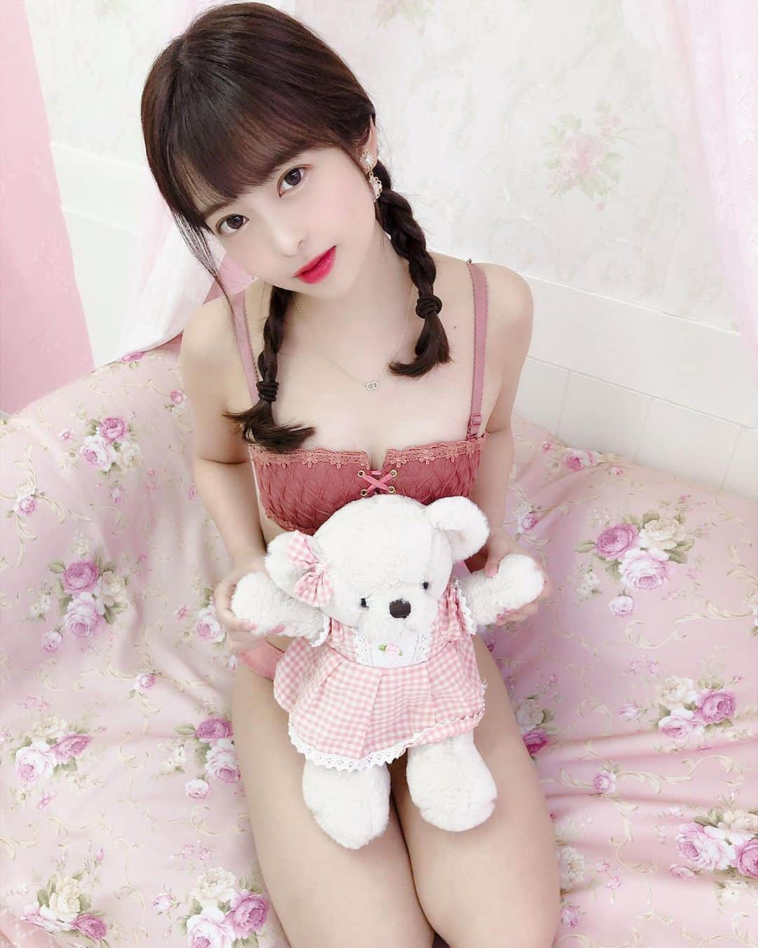 桜もこさんのインスタグラム写真 - (桜もこInstagram)「は〜い🙌  #三つ編み　#熊　#flowerbear #可愛い　#happy #japanesegirl #japanesemodel #instagram」12月7日 13時13分 - mokochan319