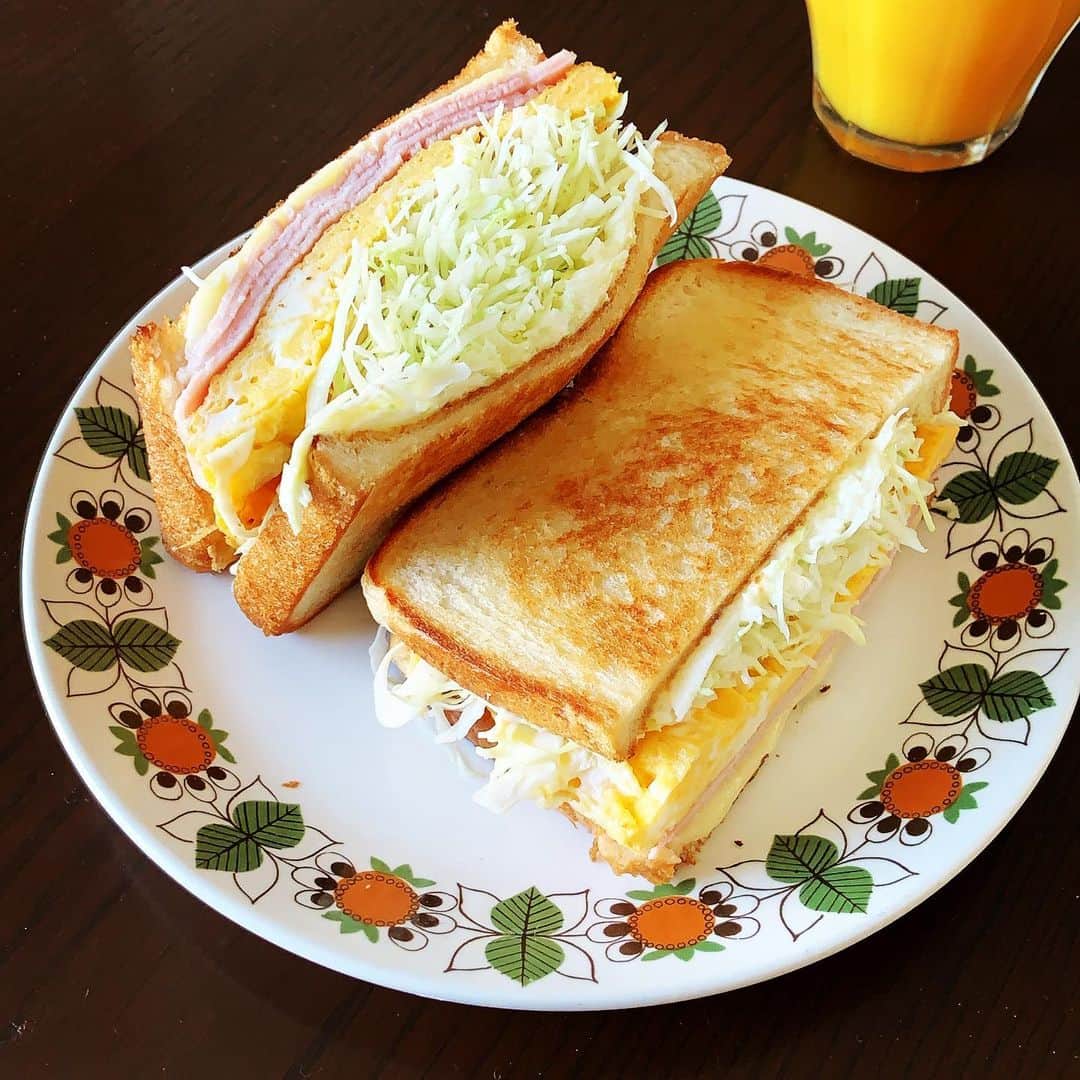 志摩有子さんのインスタグラム写真 - (志摩有子Instagram)「本日のリモート授業ランチはなかしましほさんの屋台風トーストサンド。8枚切りの食パンをフライパンでバタートーストにして、溶けるチーズ、ハム、卵、千切りキャベツを挟んでマヨネーズと練乳。 チーズ、ハム、卵、キャベツ全てマシマシに。甘じょっぱい味がたまらない。 レシピはなかしましほさんのTwitterで見ることができます。  #リモートランチ #屋台風トースト」12月7日 13時21分 - ariko418