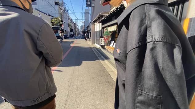 原宿シカゴさんのインスタグラム写真 - (原宿シカゴInstagram)「#原宿シカゴ京都店 . 今週のオススメアイテム👀👀👀 . 💫Dickies item💫 . パンツ、アウター共に大量展開中です🙆‍♂️ . 古着では定番のワークブランド🚧 . 当店でも長く取り扱っている代表的なブランドアイテムになります🆗👍🔥 . . 男女共にオススメアイテムで、 レディースにはスカートやワンピースにアウターを合わせてメンズライクスタイルに活用出来ます🌈 . スタイリング等でお悩みの際はスタッフまで気軽にお声掛け下さい🙇🙇‍♀️ . 御来店お待ちしております✨  #harajukuchicago#used#usedclothing#vintage#harajuku #shimokitazawa#kichjoji#kyoto#原宿シカゴ#古着屋#原宿#下北沢#吉祥寺#京都#京都古着屋#京都古着#京都観光#河原町#寺町#寺町商店街#outinkyoto#dickies#ディッキーズ」12月7日 13時21分 - harajukuchicago_official