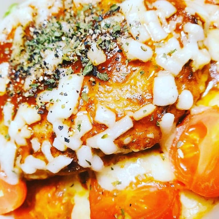 塩原康孝のインスタグラム：「パスタの上にキャベツ敷いて余ってたハンバーグを乗せソースとチーズをかけミニトマトとブロッコリーを添えてレンジでチーズを溶かしたお子さまランチの大人風なごはん。  #料理記録  #料理男子」