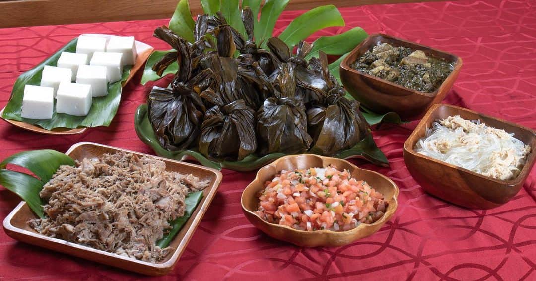 Zippy's Restaurantsのインスタグラム：「“ʻTwas the night before Christmas and all through the hale was singing and dancing and ho`omalimali.” If the song is playing, you need the menu to match. Order your Hawaiian food for Christmas on Zippys.com!」
