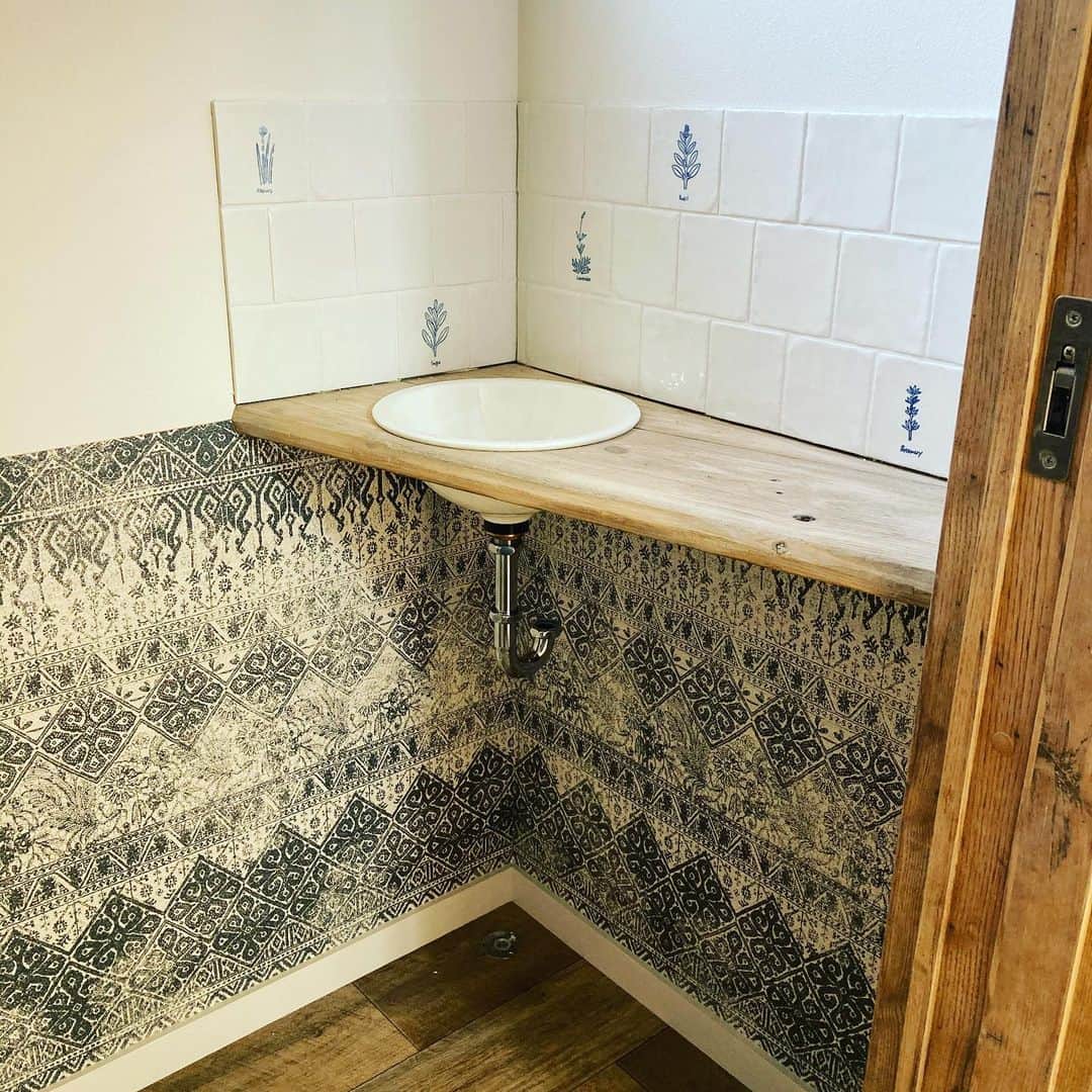 日大建築のインスタグラム：「トイレ手洗いとスロップシンク‼︎  #日大建築#カリフォルニアスタイル #サーファーズハウス新築#注文住宅#宮崎市#モダン#オシャレ#ビーチ#海#surf #ハワイ#アメリカン#大工#建築#設計#ウッドスタイル#中古住宅#リフォーム#リノベーション#カバードポーチ#ウッドデッキ#ヘリンボーン#マイホーム#家造り」