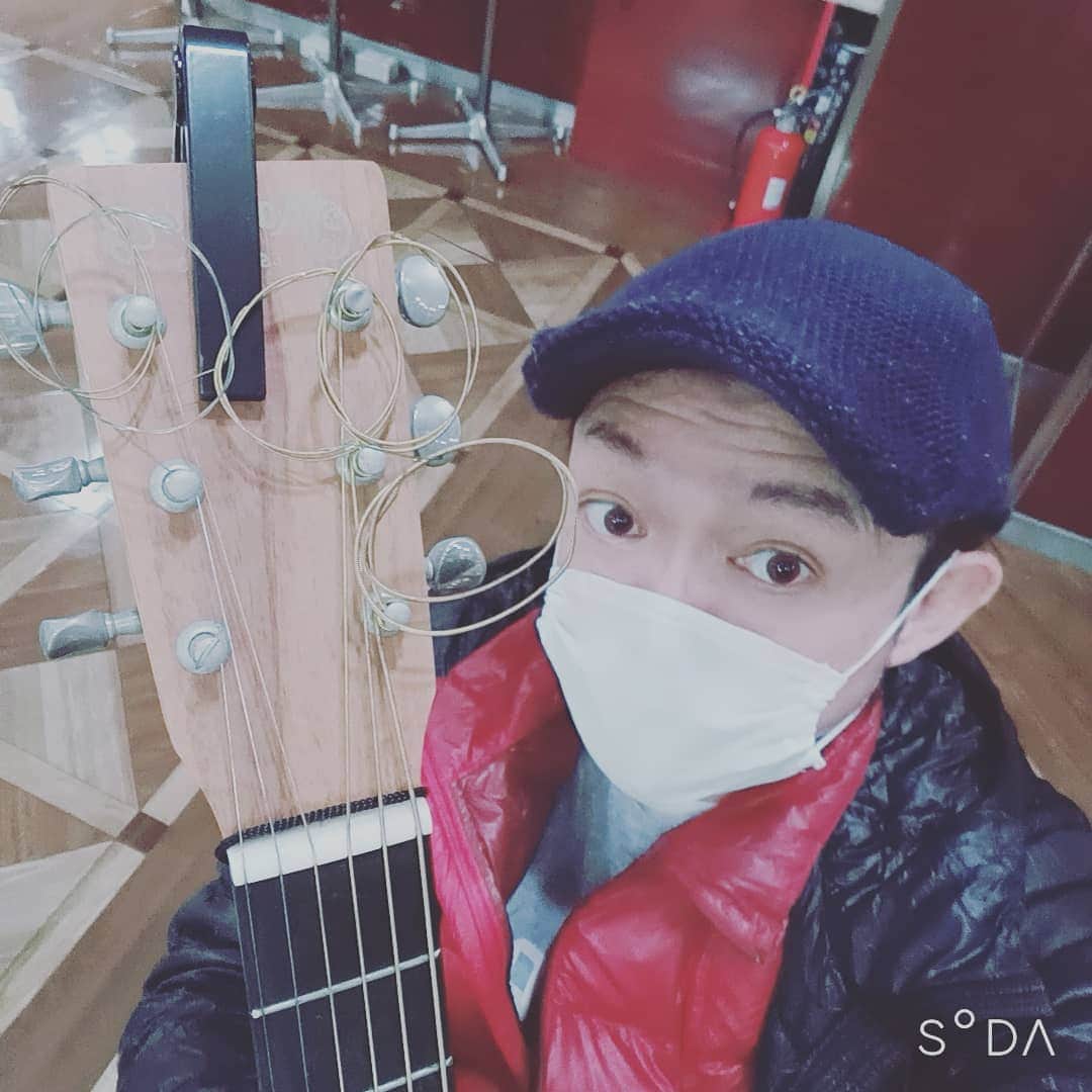 松本隆博のインスタグラム：「。 南海放送なう。 今日はうんちくは…  クリスマス🎅も近いし。  ｢チキンライス｣を弾く🎼.•*¨*•.¸¸🎶🎼.•*¨*•.¸¸🎶」