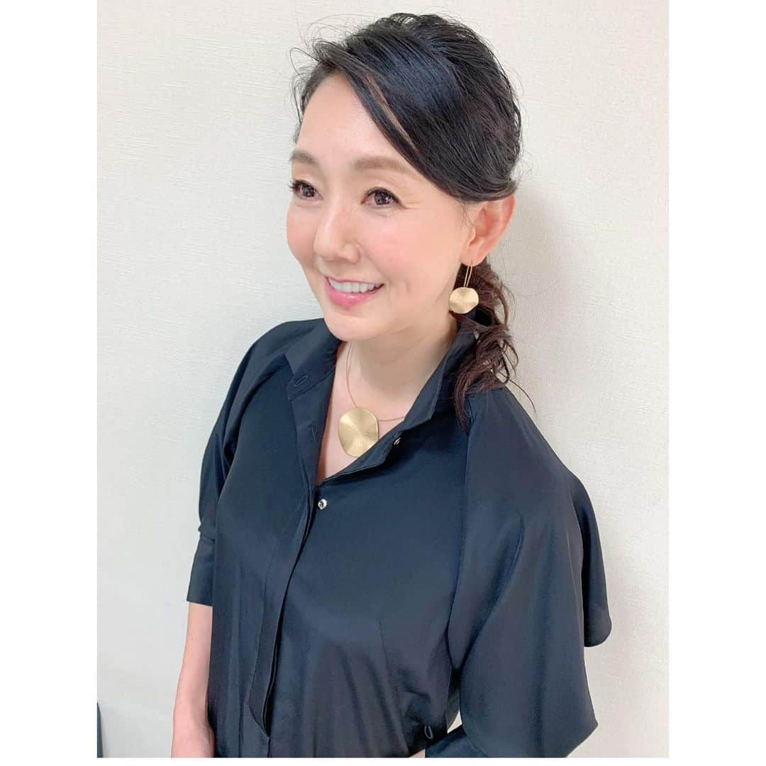 とよた真帆さんのインスタグラム写真 - (とよた真帆Instagram)「少し前に家に届き、仕事のタイミングでずっと箱から出せずにいた @vitamix_japan  #バイタミックス  やっと #スムージー を作れました^_^  りんご、みかん、柿、ニンジン、ヨーグルト。 バイタミックス、 やはりパワフルな動きです。 ジュース、スムージー、生地作り、離乳食、ディップ、ソース、フローズンデザート、色々なものが早く簡単に作れますがこれからの季節、何より嬉しいのが温かいスープ。  材料を入れ温かいスーププログラムを選択すると10分程度でスープが出来るそうです😃✨ 残り野菜を無駄なく使えそうですし、材料を入れてスイッチ一つって便利ですね  これからの食卓の楽しみが一つ増えました  グラスに入れたスムージー写真。 グラスに描かれた絵は母の手描きなんですよ😊  ガラス絵のお教室に通って随分たちますので、日常使いのグラスやお皿が沢山あります^_^  たまに好きな絵柄をリクエストするときもあります。  ガラス絵はエナメル絵の具でガラスに絵を描き高温の窯で焼きつけるので、たまに割れてしまうこともあるのですが、生活に少しずつ増えてゆく楽しさもあります✨  スープはまたアップしますね〜😊  #maho #mahostyle  #fashion #firstblends  #ガラス絵」12月7日 13時43分 - maho_toyota