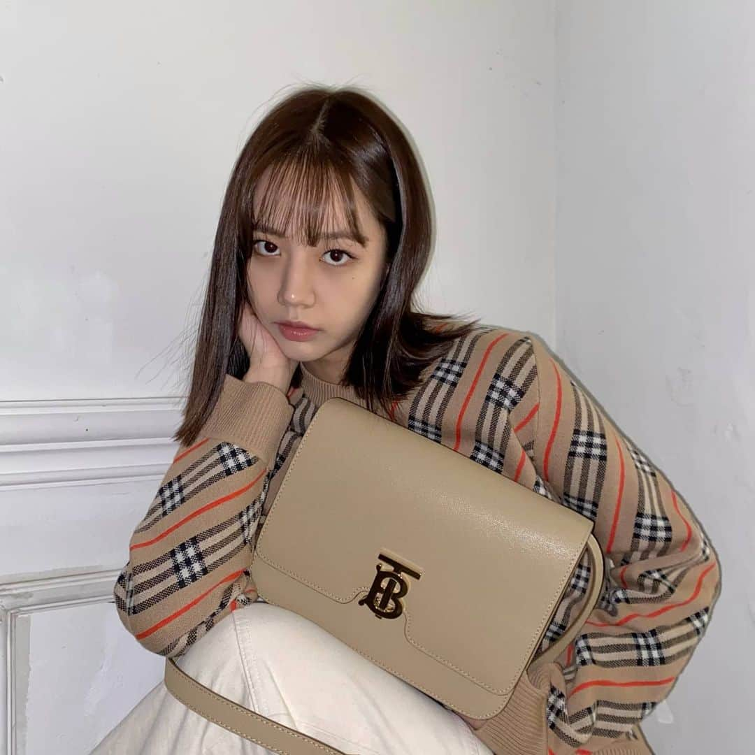 ヘリ さんのインスタグラム写真 - (ヘリ Instagram)「Thank you #burberry 🤎  #thetbbag #광고」12月7日 13時51分 - hyeri_0609