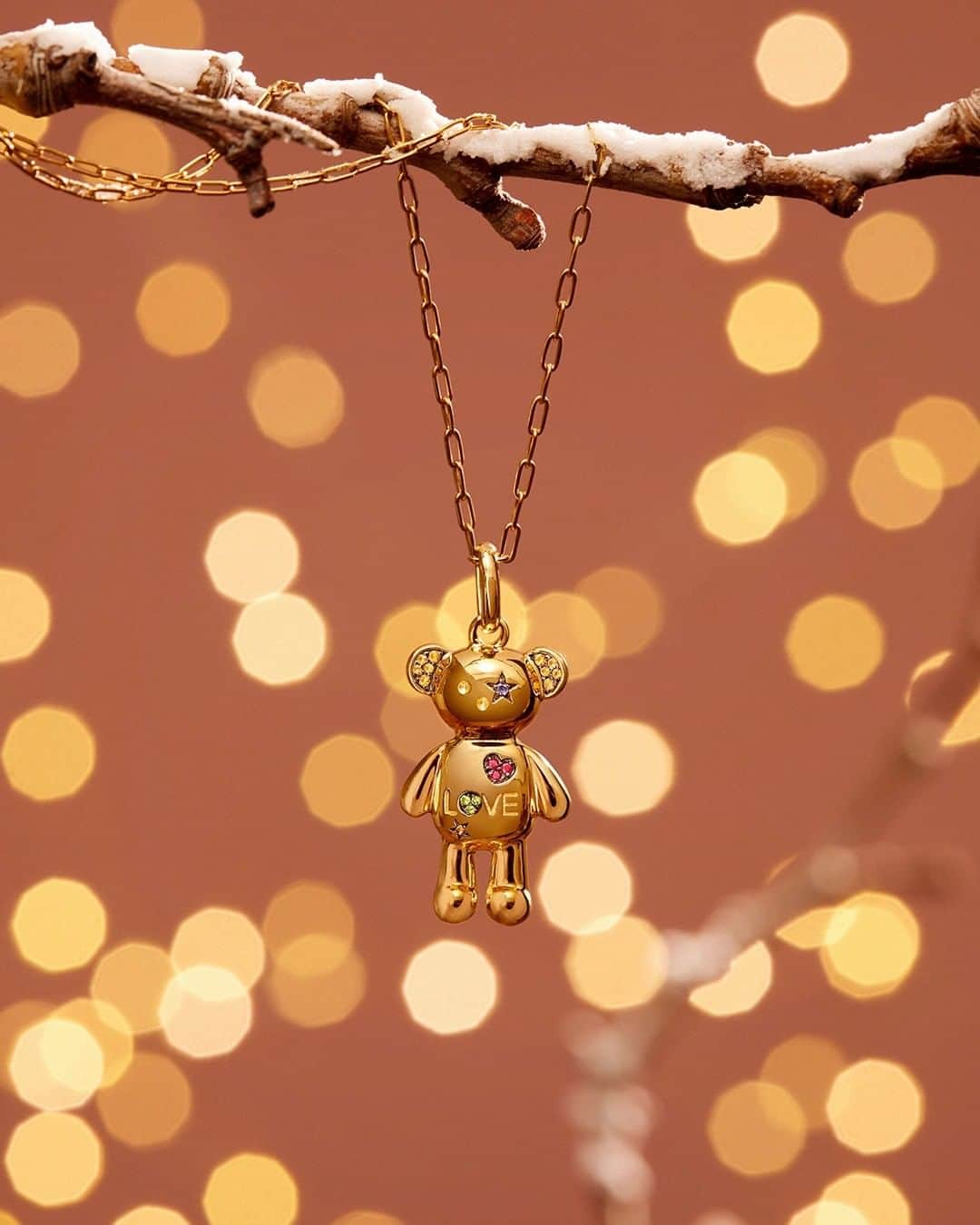 トウスのインスタグラム：「Loving your gift makes Christmas even merrier. #NormalChristmas #StayTender #TOUSJewelry」