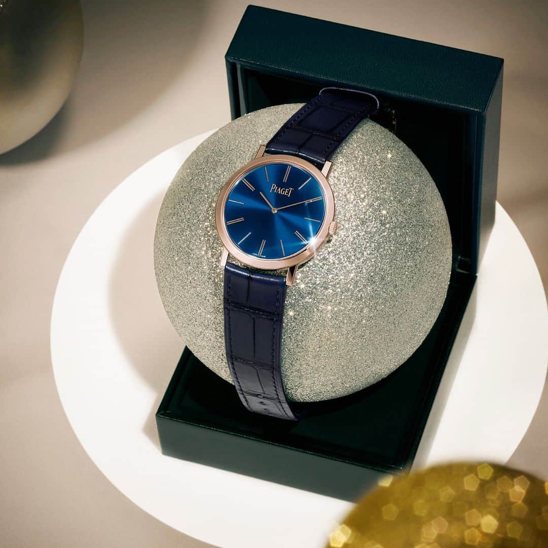 ピアジェさんのインスタグラム写真 - (ピアジェInstagram)「Embrace #Piaget blues this festive season and give the gift of 𝒖𝒏𝒑𝒂𝒓𝒂𝒍𝒍𝒆𝒍𝒆𝒅 craftsmanship and 𝒕𝒊𝒎𝒆𝒍𝒆𝒔𝒔 audacity. This #PiagetAltiplano with a 𝒍𝒖𝒙𝒖𝒓𝒊𝒐𝒖𝒔 blue lacquered dial is waiting to be unwrapped. -  #Piaget #PiagetWatches #WatchOfTheDay #WatchShot #PiagetHoliday #ExtraordinaryHoliday」12月7日 5時00分 - piaget