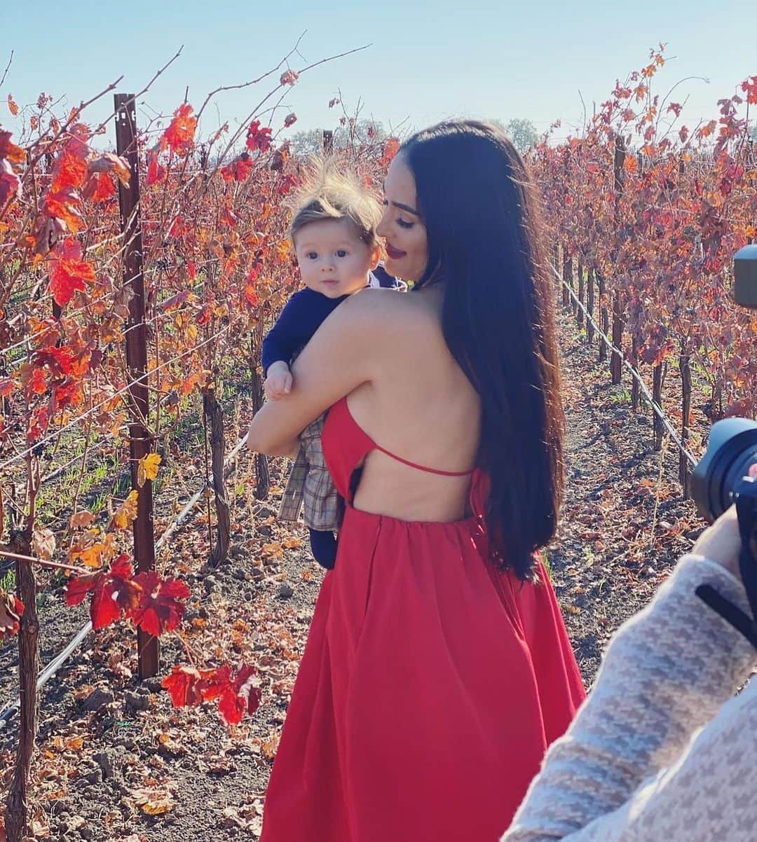 E! Onlineさんのインスタグラム写真 - (E! OnlineInstagram)「Nikki Bella and Artem Chigvintsev had their first family Christmas card photoshoot, and baby Matteo stole the show. The adorable footage, including his hair blowing in the wind 😂, is at the link in bio. (📷: Instagram)」12月7日 5時00分 - enews