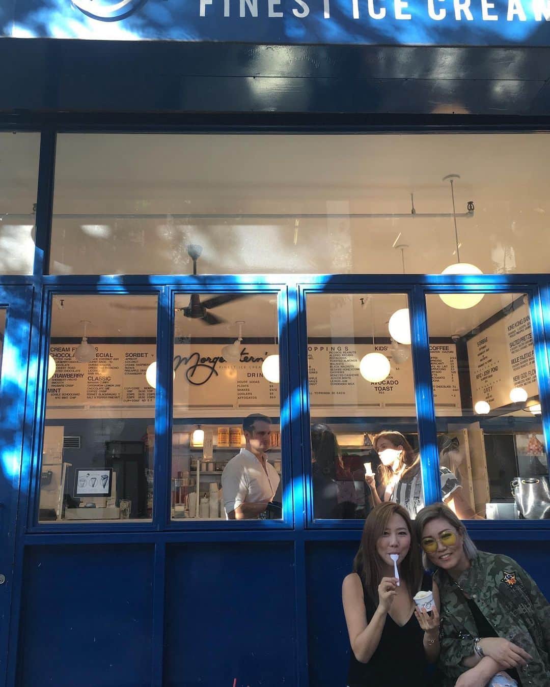 ジンジョー・リーのインスタグラム：「My queens my big sistas!! They make me strong but at the same time spoiled baby sis 🥰🥰🥰  3년전 이날이 더 미치게 그리운 요즘. 진심 이 힘든 시기, 함께여서 버텼다 💕✨🥰나의사랑미미언니에둘이언니너무너무너무사랑해✨💕🥰 #3rysago #nytrip」