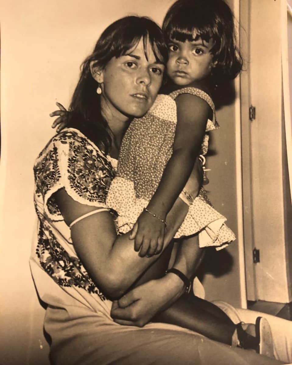 Preta Gilのインスタグラム：「Hoje é aniversário da minha amada tia @dedegadelhaveloso , semana passada ela me mandou essa nossa foto, e me veio tantas lembranças a mais pulsante é a de que sempre fui apaixonada por você!!! Feliz aniversário meu amor !!! Foto de @lita.cerqueira de 1977 !!!!」
