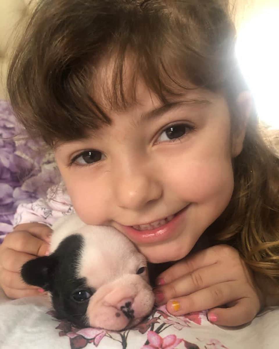 Regeneratti&Oliveira Kennelのインスタグラム：「True Love ❤️ @beatricedisse #daughter #frenchbulldog #girlsbestfriend #kidswithdogs」
