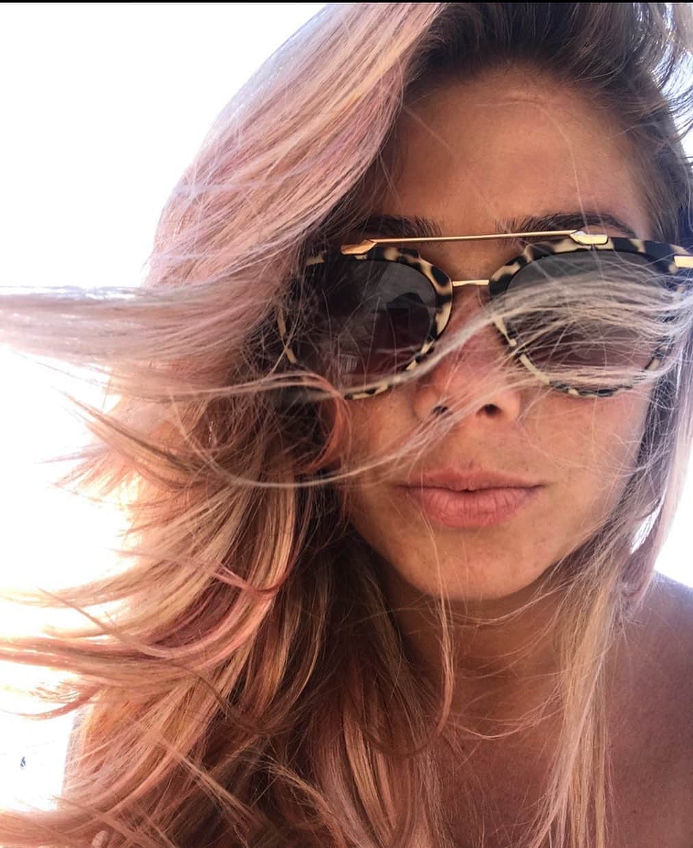 ニッキー・サンダーソンのインスタグラム：「Throwback to when I actually did have pink hair and it wasn’t an Instagram Filter 💗  #tb #throwback #pinkhair #pinkhairdontcare #sunglasses #windswept #beachdays #freckles #selfie #beachselfie」