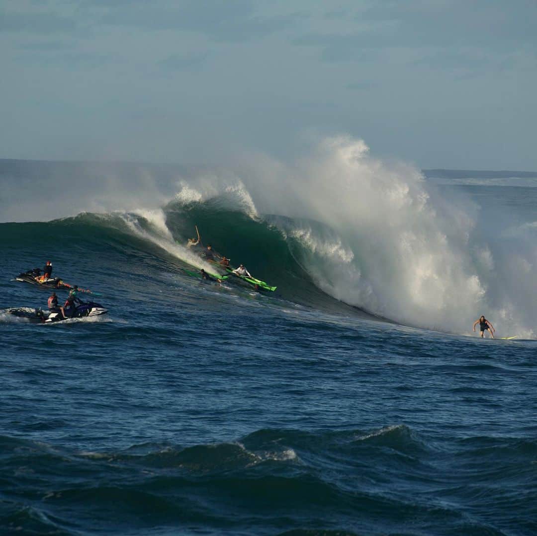 surflineさんのインスタグラム写真 - (surflineInstagram)「The best thing about any significant #SwellStory is that there are so many different stories from so many different places. One of our favorites from this most recent one? Former @oneillusa Wave of the Winter winner Mikey Redd (@mikey.redd) tackling Waimea Bay on a canoe with his brothers and nephews during the peak of the swell on Wednesday.  “I’d rate this swell ten outta ten,” said Mikey. “The conditions were really favorable for the North Shore. I was out at Waimea all day long. The most memorable part of the swell was surfing the canoe out at Waimea with my brothers. That was all-time. I took my 14-year-old nephews out there and was showing them the ropes. Seeing them catch their first waves was a super-memorable experience for me. If you ever get the chance, I highly recommend it. It’s the best way to ride a wave. The most challenging part is beaching it. That’s tough at Waimea.”   Hit the link in bio for more stories within the #SwellStory.  🎥: @sam.sykes_studios 📷: @nickbartol」12月7日 5時15分 - surfline