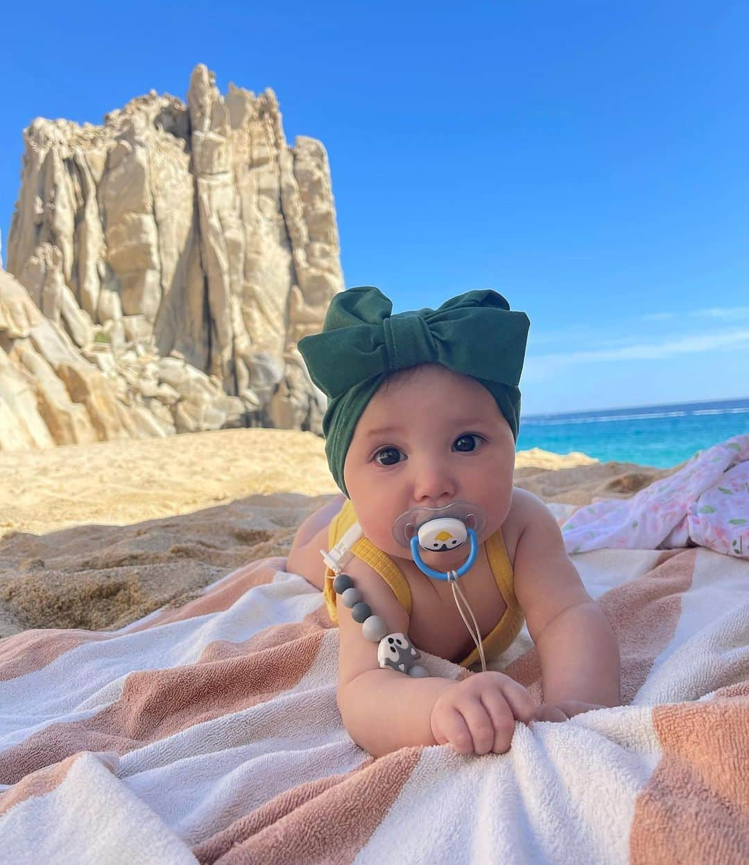 Elisabeth Riouxさんのインスタグラム写真 - (Elisabeth RiouxInstagram)「Wolfie loves the beach, Second photo is Wolfie when I told her we need to leave the beach to go back to the cold ❄️ little hat handmade by her grand mommy @tipou_bebe 🌿」12月7日 5時18分 - elisabethrioux