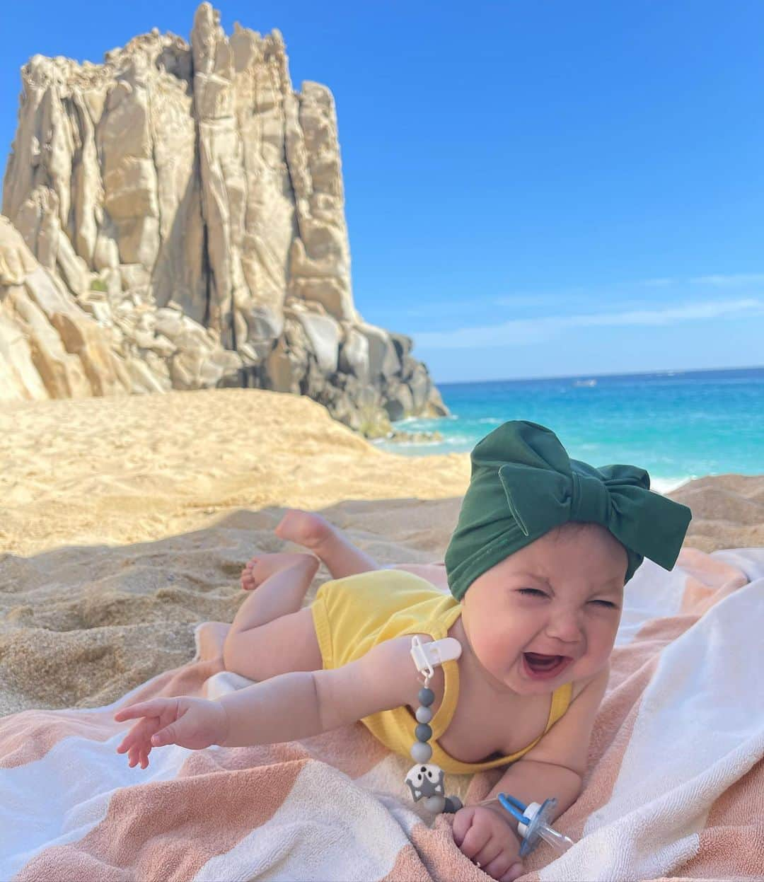 Elisabeth Riouxさんのインスタグラム写真 - (Elisabeth RiouxInstagram)「Wolfie loves the beach, Second photo is Wolfie when I told her we need to leave the beach to go back to the cold ❄️ little hat handmade by her grand mommy @tipou_bebe 🌿」12月7日 5時18分 - elisabethrioux