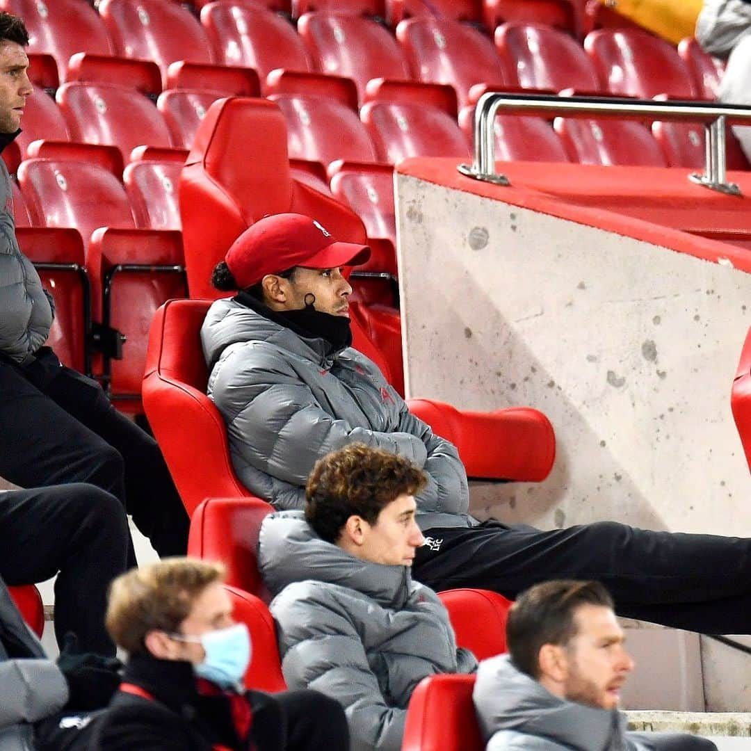 リヴァプールFCさんのインスタグラム写真 - (リヴァプールFCInstagram)「Evening, Virg 👋 @virgilvandijk watching on tonight 🔴 #LFC #Liverpool #Liverpool」12月7日 5時20分 - liverpoolfc