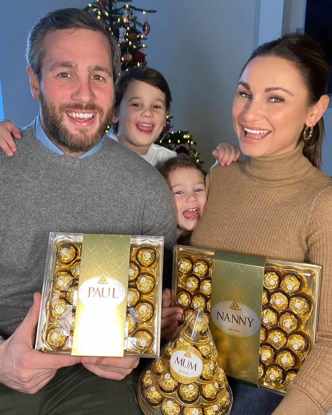 サム・フェアーズのインスタグラム：「It’s not Christmas at The Knightley’s without a box of Ferrero Rocher 😉☺️ you can personalise yours exclusively @gettingpersonal they make amazing Christmas gifts. Get 15% off using my code SAM15 x  #ad #personalisedgifts #madetomeanmore #christmas」