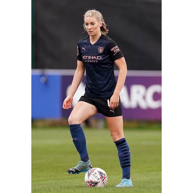 ジェンマ・ボナーのインスタグラム：「Cleansheet, 3️⃣ points + a goal 😁 ⠀⠀⠀⠀⠀⠀⠀⠀⠀ Happy Sunday 🙏」