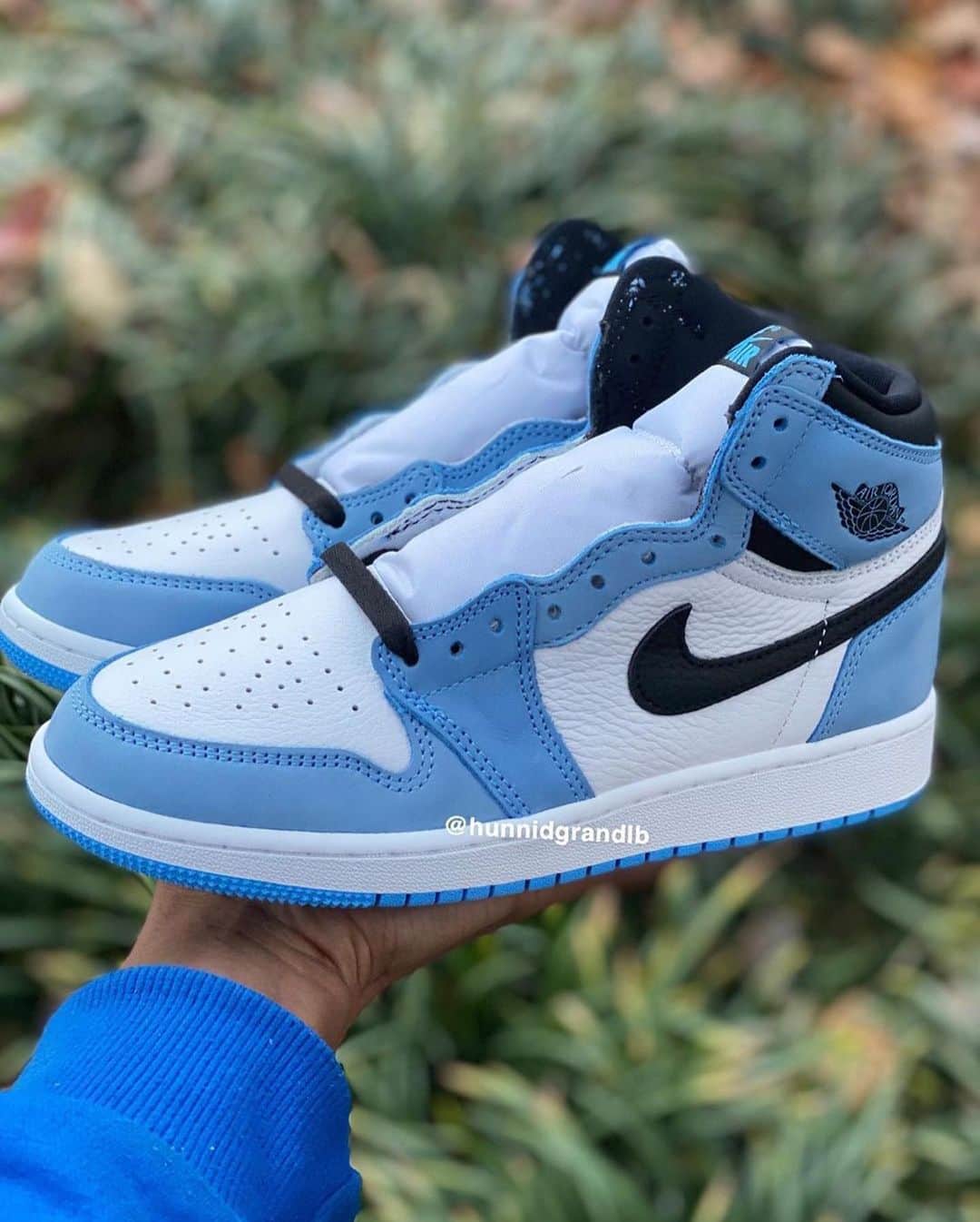 Sneakgalleryさんのインスタグラム写真 - (SneakgalleryInstagram)「Detailed Look at the upcoming Air Jordan Retro 1 High OG #UniversityBlue 🥶❄️」12月7日 5時31分 - sneakgallery