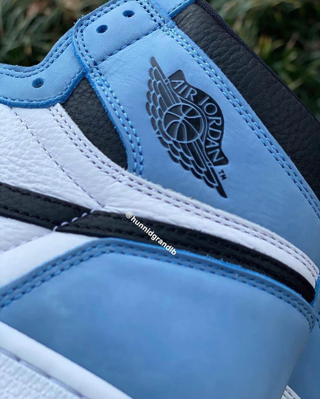 Sneakgalleryさんのインスタグラム写真 - (SneakgalleryInstagram)「Detailed Look at the upcoming Air Jordan Retro 1 High OG #UniversityBlue 🥶❄️」12月7日 5時31分 - sneakgallery