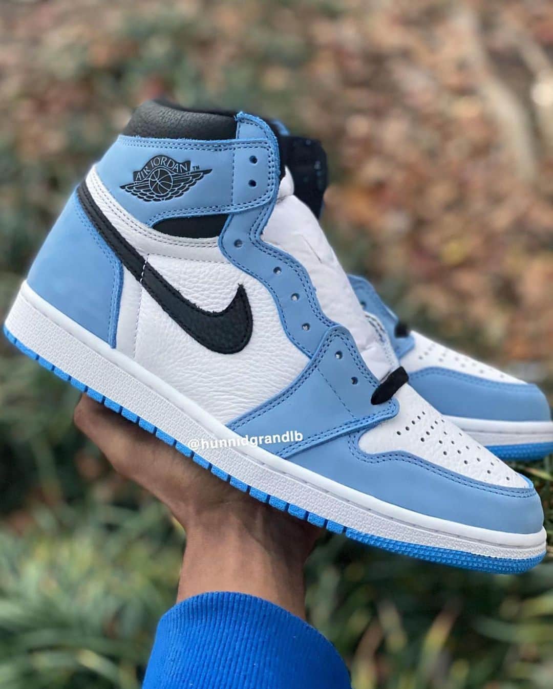 Sneakgalleryのインスタグラム：「Detailed Look at the upcoming Air Jordan Retro 1 High OG #UniversityBlue 🥶❄️」