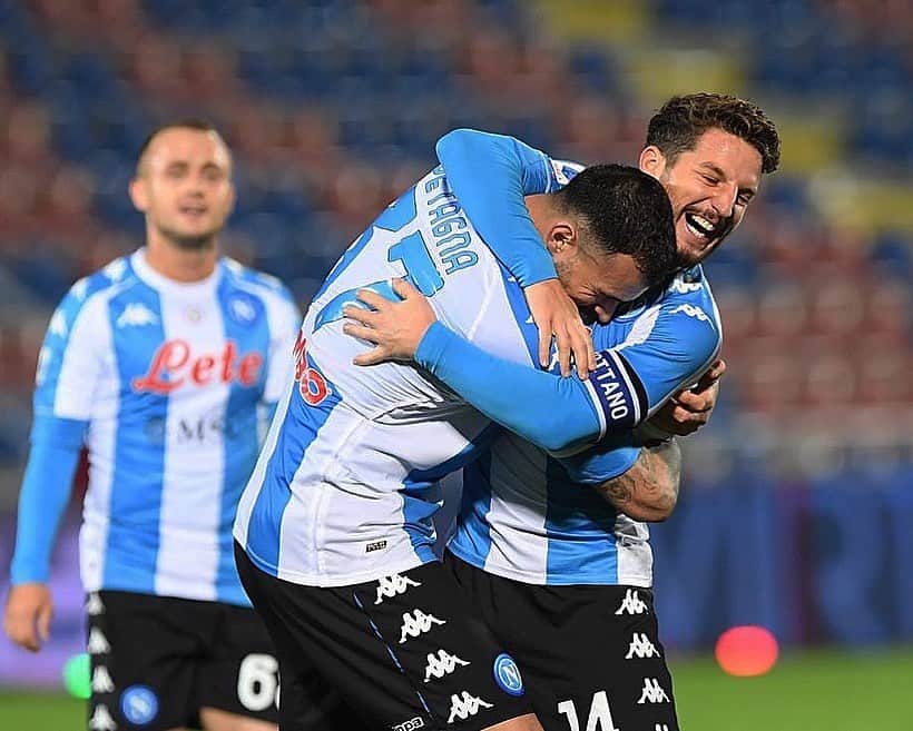 のインスタグラム：「POKER, partita vinta.  💙💙💙💙 Se la palla non fosse entrata andavo a prendere la porta e la staccavo con le mani 😂 Avanti tutta 🚜 #Bulldozer @driesmertens 💙」