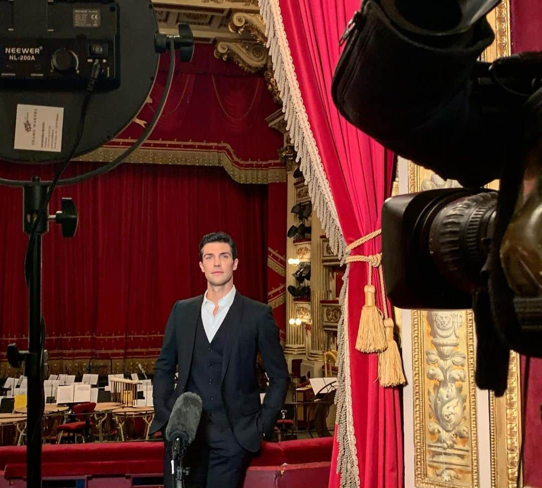 ロベルト・ボッレさんのインスタグラム写真 - (ロベルト・ボッレInstagram)「Backstage @teatroallascala @chetempochefa #parolechedanzano @mondadorielecta」12月7日 5時44分 - robertobolle